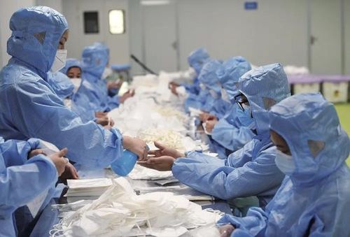 2月17日,在重庆一企业的n95医用防护口罩生产包装车间内,工作人员在